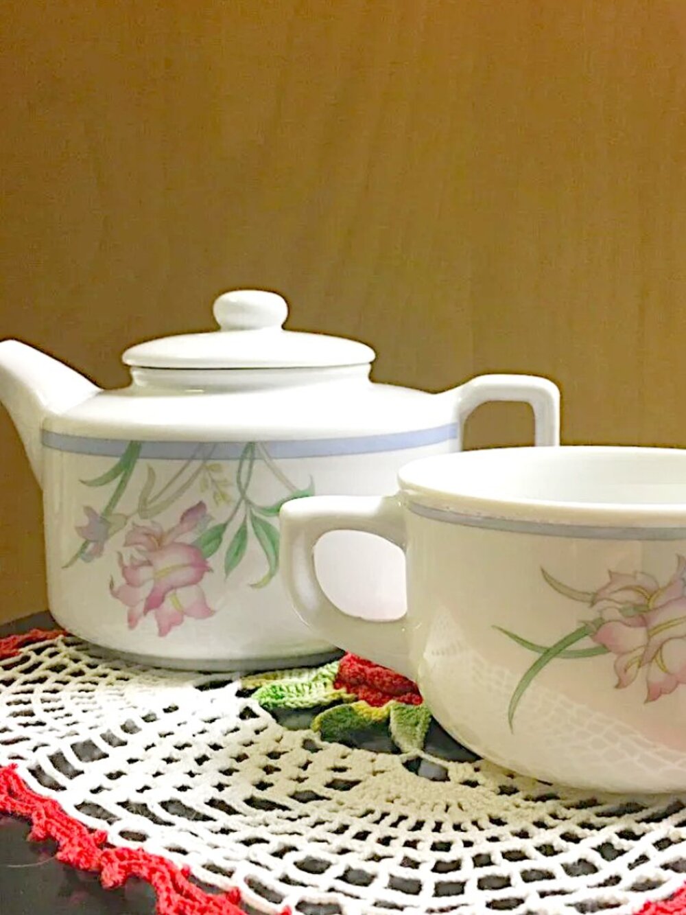 Vintage 70s Japanese Porcelain Tea For One Lily Teapot with Cup Set Nesting